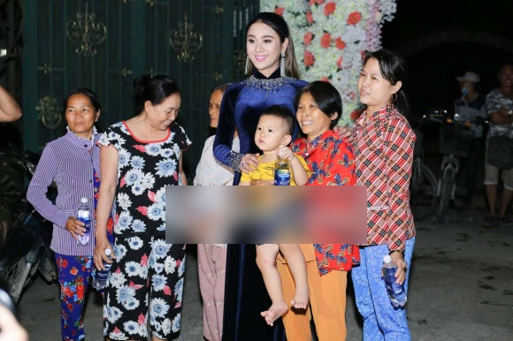 Lâm Khánh Chi diện áo dài nhung xanh dịu dàng, tất bật chuẩn bị cho hôn lễ ngày mai Lâm Khánh Chi diện áo dài nhung xanh dịu dàng, tất bật chuẩn bị cho hôn lễ ngày mai